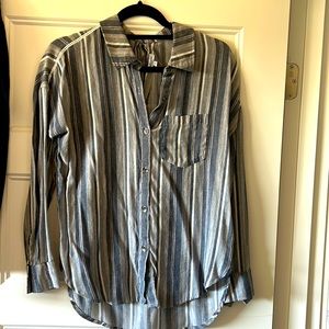 Splendid XS Long Sleeve Light Weight Shirt